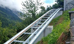Strecke der neuen Standseilbahn öffentlicher Schräglift Domat/Ems Friedhof Foto Markus Seitz Archiv standseilbahnen.ch Strecke der neuen Standseilbahn öffentlicher Schräglift Domat/Ems Friedhof Foto Markus Seitz Archiv standseilbahnen.ch