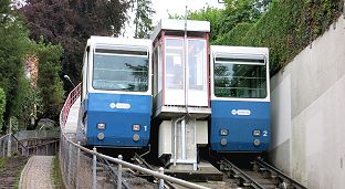 Hier soll ein kurzer öffentlicher Schräglift als barrierefreier Behig Zugang gebaut werden - Seilbahn Rigiblick Zwischenstation Hadlaubstrasse bei der Ausweiche der Standseilbahn Hier soll ein kurzer öffentlicher Schräglift als barrierefreier Behig Zugang gebaut werden - Seilbahn Rigiblick Zwischenstation Hadlaubstrasse bei der Ausweiche der Standseilbahn