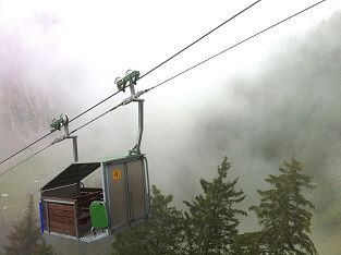 Mit der offenen Seilbahn am Stäuber Wasserfall vorbei auf die Oberalp - Schiffli-Luftseilbahn Äsch - Oberalp in Unterschächen - Foto Markus Seitz Archiv standseilbahnen.ch Mit der offenen Seilbahn am Stäuber Wasserfall vorbei auf die Oberalp - Schiffli-Luftseilbahn Äsch - Oberalp in Unterschächen - Foto Markus Seitz Archiv standseilbahnen.ch