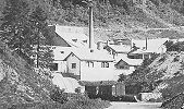 Convers Zementfabrik - vorne ist die kurze Standseilbahn - ein Bremsberg - vom Anschlussgleis in die Fabrik sichtbar - Foto Archiv standseilbahnen.ch Convers Zementfabrik - vorne ist die kurze Standseilbahn - ein Bremsberg - vom Anschlussgleis in die Fabrik sichtbar - Foto Archiv standseilbahnen.ch