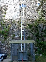 Oensingen Burg Neu-Bechburg Schrägaufzug für Material Foto Archiv standseilbahnen.ch Oensingen Burg Neu-Bechburg Schrägaufzug für Material Foto Archiv standseilbahnen.ch