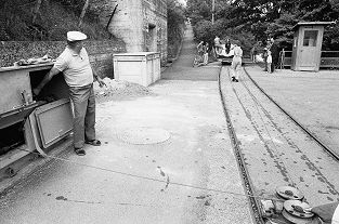 Diese Windenbahn war bis 1999 beim Kraftwerk Reckingen in Betrieb - Standseilbahn für Boote und Schiffe - Foto Archiv standseilbahnen.ch Diese Windenbahn war bis 1999 beim Kraftwerk Reckingen in Betrieb - Standseilbahn für Boote und Schiffe - Foto Archiv standseilbahnen.ch