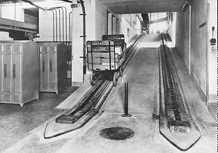 Fotos 3000 und 3001: Die Material-Schrägaufzüge in der Sihlpost Zürich Schweiz - Material-Standseilbahnen Katalog Schweiz - Foto Archiv standseilbahnen.ch Fotos 3000 und 3001: Die Material-Schrägaufzüge in der Sihlpost Zürich Schweiz - Material-Standseilbahnen Katalog Schweiz - Foto Archiv standseilbahnen.ch