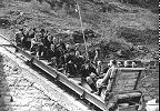 Ehemalige Standseilbahn Staumauer Dixence Motôt - Dixence - Wagen mit 24 Personen in der Talstation vor der spannenden Bergfahrt im Jahr 1940 - Foto Archiv standseilbahnen.ch Ehemalige Standseilbahn Staumauer Dixence Motôt - Dixence - Wagen mit 24 Personen in der Talstation vor der spannenden Bergfahrt im Jahr 1940 - Foto Archiv standseilbahnen.ch