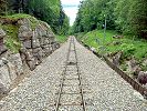 Standseilbahn Funiculaire Chaumont - die ehemalige Ausweiche in der Mitte der Strecke ist immer noch sichtbar - breiteres Trassee