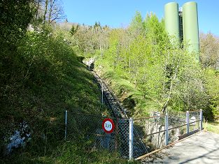 Rechts ist der Lüftungsschacht Festi - links das Trassee der öffentlichen Standseilbahn Ligerz - Preles - Tessenberg
