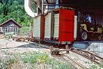 Standseilbahn Rondchâtel Papierfabrik - Holzlager - Standseilbahn-Zug in der Bergstation - links der spezielle Abstosswagen