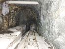 Artilleriewerk Festung Grimsel Standseilbahn - Sicht aus der Bergstation in den Tunnel zuoberst - das Eingangsportal der Standseilbahn wurde gesprengt - beim Tunneleingang ist alles komplett verschüttet - Foto 2021