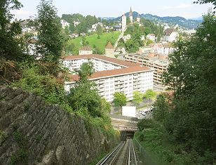 Die Gütschbahn in Luzern fährt zum Hotel Gütsch - Aussicht von der Kabine auf Luzern - funicular Lucerne Gutsch