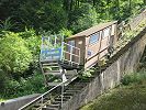 Der Wagen der Standseilbahn Amsteg Kraftwerk SBB - Bristen Wasserschloss steht in der Talstation