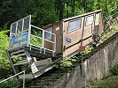 Standseilbahn Amsteg Kraftwerk SBB - Bristen Wasserschloss - der Wagen von 2003 in der Talstation im Jahr 2013 - es machte in den 10 Jahren keine einzige Fahrt mehr