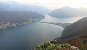 Standseilbahn Funicolare Lugano San Salvatore - Aussicht vom San Salvatore auf den Damm von Melide