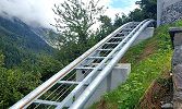 Domat/Ems Friedhof öffentlicher Schräglift Standseilbahn Foto Markus Seitz Archiv standseilbahnen.ch Domat/Ems Friedhof öffentlicher Schräglift Standseilbahn Foto Markus Seitz Archiv standseilbahnen.ch