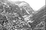 Campocologno Kraftwerk Standseilbahn Monte Scala - Übersicht Campocologno mit der Strecke der Standseilbahn neben den Druckleitungen vom Monte Scala hinunter zum Kraftwerk