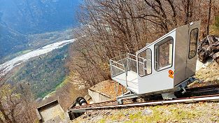 Standseilbahn Someo Giumaglio - Wasserschloss Zött - Wagen bei der Bergstation - sehr steile Kraftwerk - Standseilbahn