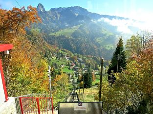 Die Standseilbahn Les Avants - Sonloup bei Montreux - le funiculaire Les Avants - Sonloup im Katalog der Standseilbahnen www.standseilbahnen.ch - Foto Katalog standseilbahnen.ch