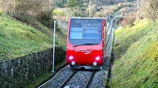 Standseilbahn Ligerz Preles 2025 neuer roter Wagen 2025 funiculaire Ligerz Prêles Foto Markus Seitz Archiv standseilbahnen.ch Standseilbahn Ligerz Preles 2025 neuer roter Wagen 2025 funiculaire Ligerz Prêles Foto Markus Seitz Archiv standseilbahnen.ch