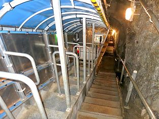 Standseilbahn in der öffentlichen Festung Sasso San Gottardo auf dem Gotthardpass - funicolare Sasso Gottardo Standseilbahn in der öffentlichen Festung Sasso San Gottardo auf dem Gotthardpass - funicolare Sasso Gottardo