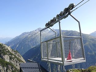 Neue Seilbahn Videos auf dem Youtube Seilbahnen Kanal - Luftseilbahnen und Standseilbahnen - Foto Seilbahn Bäzberg Hochspannungsleitungen über den Gotthard - Foto Archiv standseilbahnen.ch