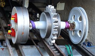 Die Räder unter dem Wagen der Giessbach Standseilbahn - links das flache Walzenrad - rechts das Spurrad mit dem Doppelspurkranz - hier folgt Wagen 2 von der Talstation aus gesehen immer der rechten Schiene und fährt bei der Ausweiche immer rechts - Foto Archiv standseilbahnen.ch Die Räder unter dem Wagen der Giessbach Standseilbahn - links das flache Walzenrad - rechts das Spurrad mit dem Doppelspurkranz - hier folgt Wagen 2 von der Talstation aus gesehen immer der rechten Schiene und fährt bei der Ausweiche immer rechts - Foto Archiv standseilbahnen.ch