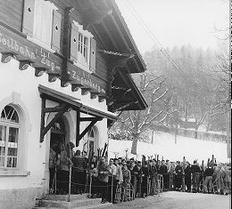 Andrang vor einigen Jahren zum Skifahren auf dem Zugerberg - Die Zugerbergbahn teilte die Jahreszahlen der Anzahl Passagiere sofort mit - vielen Dank an die Standseilbahn Zugerberg Andrang vor einigen Jahren zum Skifahren auf dem Zugerberg - Die Zugerbergbahn teilte die Jahreszahlen der Anzahl Passagiere sofort mit - vielen Dank an die Standseilbahn Zugerberg